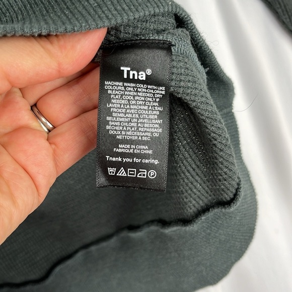 Aritzia TNA Forest Green Waffle Knit Long-Sleeved Shirt - Picture 6 of 11